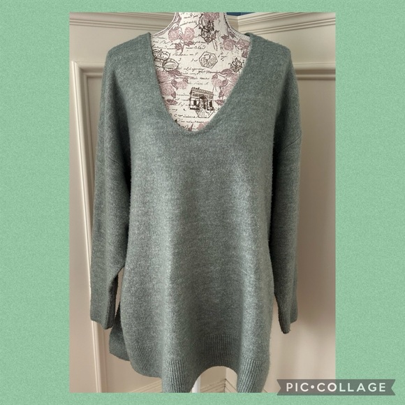 H&M Sweaters - Women's V-Neck Sweater in Gray